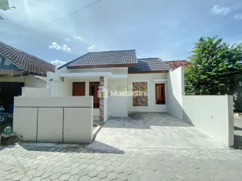RUMAH MODERN SIAP HUNI DEKAT RS HARDJOLUKITO –