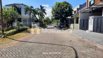 Rumah Purimas Rungkut Surabaya Depan Taman Dengan Private Jacuzzi Area