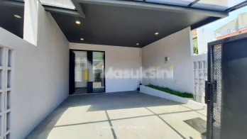 Rumah Purimas Rungkut Surabaya Depan Taman Dengan Private Jacuzzi Area