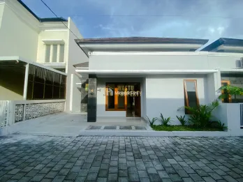 RUMAH SIAP HUNI, DESAIN MODERN, DEKAT DARI JOGJA BAY