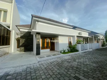 RUMAH SIAP HUNI, DESAIN MODERN, DEKAT DARI JOGJA BAY