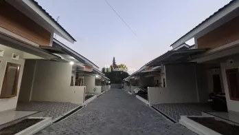 RUMAH SIAP HUNI LEGALITAS AMAN DEKAT BANDARA ADISUCIPTO