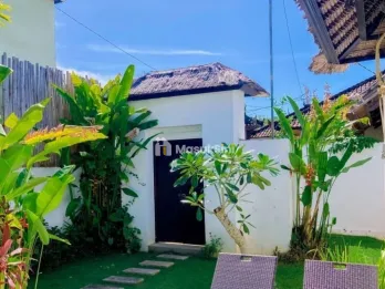 Sewa Tahunan Balinese Style Villa 1 Kamar Dapur Ruang Tamu Terbuka Jalan Pa