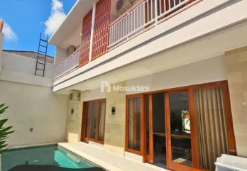 Sewa Villa Hadap Selatan 2 Lantai 4 Kamar Kerobokan Badung