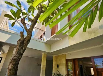 Sewa Villa Hadap Selatan 2 Lantai 4 Kamar Kerobokan Badung