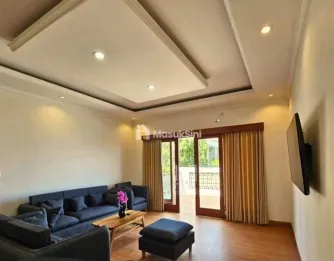 Sewa Villa Hadap Selatan 2 Lantai 4 Kamar Kerobokan Badung