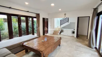Sewa Villa Hadap Utara 2 Lantai 4 Kamar Canggu Kerobokan