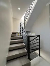 DI JUAL RUMAH KOST EXCLUSIVE LOKASI 100 METER JALAN RAYA MERJOSARI KOTA MAL