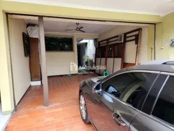 Dijual Rumah 1,5 Lantai di Jalan Dharmahusada Indah Timur, Surabaya