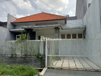 Dijual Rumah 1,5 Lantai di Jalan Kutisari Indah Barat, Surabaya