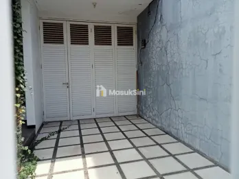 Dijual Rumah 1,5 Lantai di Jalan Kutisari Indah Barat, Surabaya