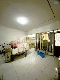 Dijual Rumah Lama Bagus Strategis di Jalan Baratajaya Surabaya