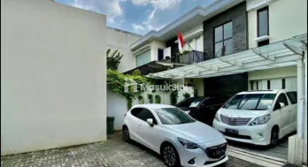 Dijual Rumah Mewah di Town House Residence,
