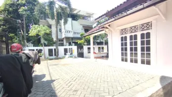 DISEWKAN RUMAH HOOK 2 LANTAI SIAP HUNI JALAN UTAMA INDRAPASTA