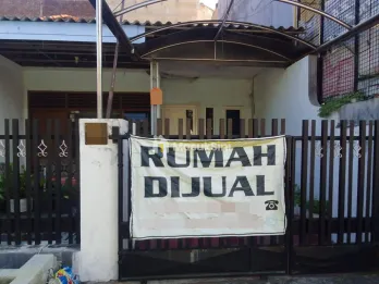 Jual Ruamh Lama di Jalan Barata Jaya Kota Surabaya Strategis