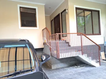 Jual Rumah Strategis di Jalan Benda Kota Jakarta Selatan Shm