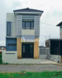 RUMAH 2 LANTAI LOKASI STRATEGIS SAMPING SMKN 11 MALANG