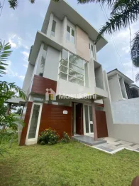 Rumah 3 Lantai Dekat Tol