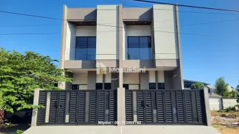 Rumah Dekat Universitas Airlangga di Vila