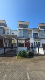 Rumah dua lantai design modern minimalis di karangploso malang
