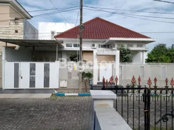 Rumah Hook luas, di area tengah kota Malang