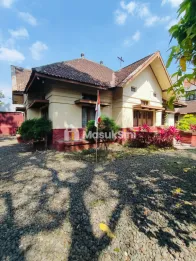 RUMAH KLASIK di DEKAT IJEN