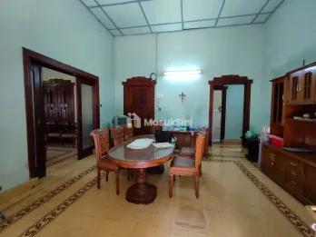 RUMAH KLASIK di DEKAT IJEN