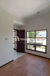 RUMAH MEWAH 3 LANTAI SIAP HUNI LOKASI ARAYA