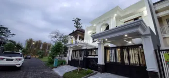 RUMAH MEWAH 3 LANTAI SIAP HUNI LOKASI ARAYA