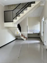 RUMAH MINIMALIS 2 LANTAI SIAP HUNI DEKAT KANTOR SAMSAT KOTA MALANG