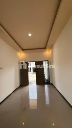 RUMAH SIAP HUNI 2 LANTAI DESAIN MODERN LOKASI  KEPANJEN