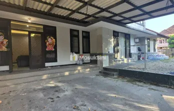 Sewa Rumah Mewah 2 Lantai di Komplek Graha Family Surabaya