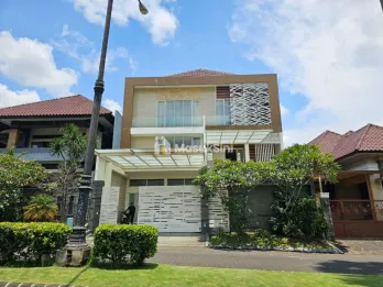 Rumah 3 Lantai Furnished Dan Kolam Renang