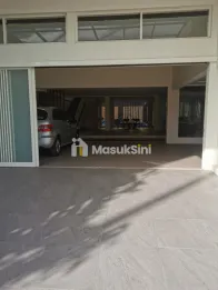 Rumah 3 Lantai Furnished Dan Kolam Renang