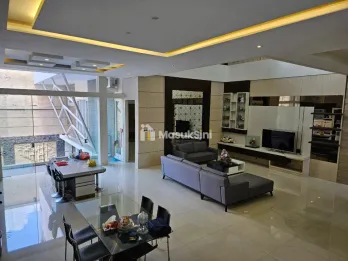 Rumah 3 Lantai Furnished Dan Kolam Renang