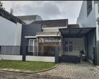Rumah nyaman, area tengah kota Malang