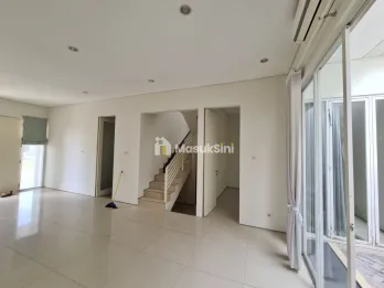 Rumah Royal Residence Surabaya Barat Minimalis View Bagus Langka