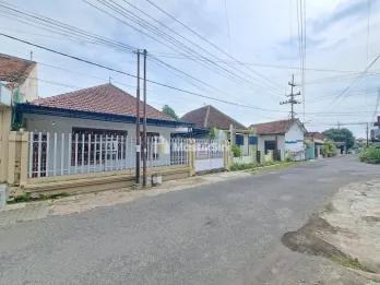 Rumah 5 kamar tidur di pusat kota Banyuwangi
