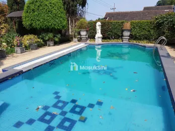 Rumah Villa Lengkap Dengan Kolam Renang Besar