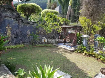 Rumah Villa Lengkap Dengan Kolam Renang Besar