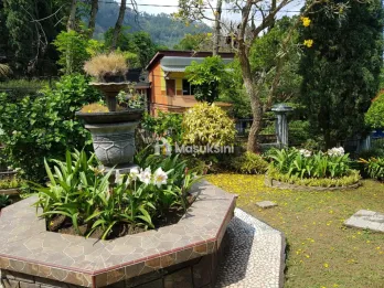 Rumah Villa Lengkap Dengan Kolam Renang Besar