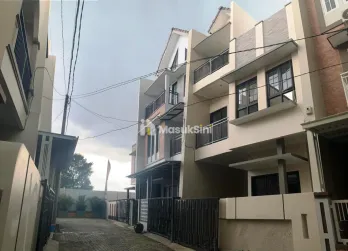 Dijual Rumah 3 Lantai Semi Furnished di Royal Piranha Residence Lowokwaru