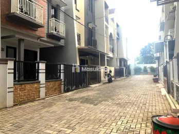 Dijual Rumah 3 Lantai Semi Furnished di Royal Piranha Residence Lowokwaru