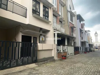Dijual Rumah 3 Lantai Semi Furnished di Royal Piranha Residence Lowokwaru