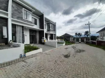 RUMAH 2 LANTAI 400 JUTAAN LOKASI DI LAWANG