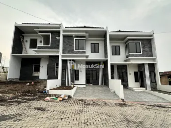 RUMAH 2 LANTAI 400 JUTAAN LOKASI DI LAWANG