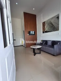 RUMAH 2 LANTAI LOKASI DEKAT KAMPUS BINUS ARAYA