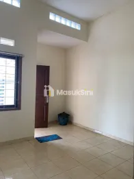 Rumah 2 lantai Siap Huni di Jalan Cengger Ayam Dekat STIE Kertanegara