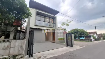 RUMAH 2 LANTAI SIAP HUNI FULL FUNISHED DEKAT PASAR GENTAN, SLEMAN