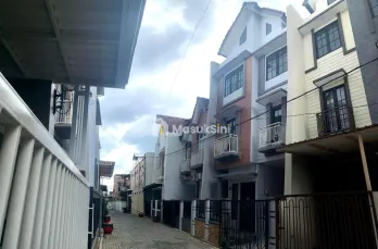 Rumah 3 Lantai Dijual Semi Furnished di Royal Piranha Residence Lowokwaru